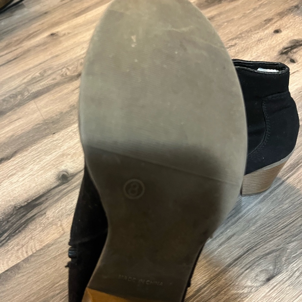 Cute black faux suede cowboy booties ! Size 8 - Picture 5 of 7